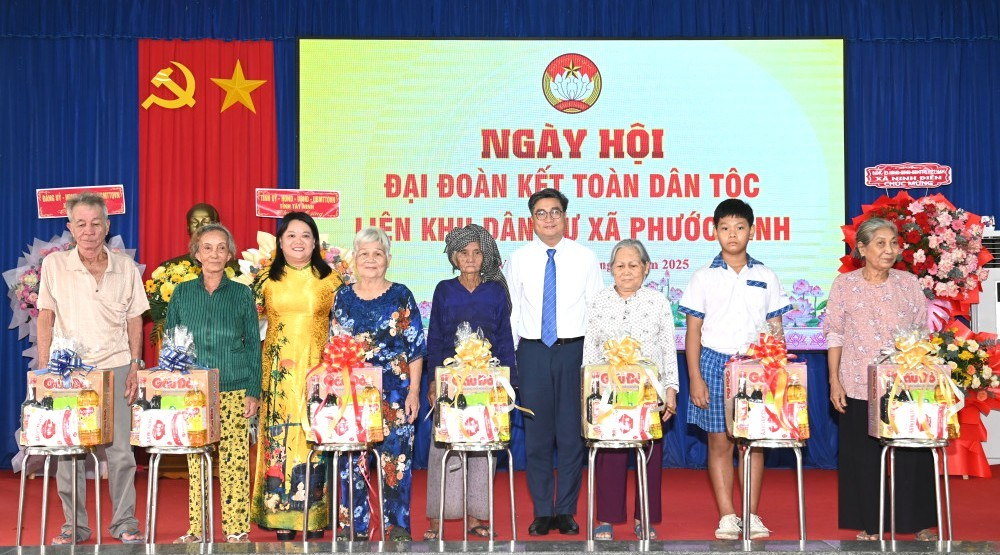 Đại biểu tặng quà cho các hộ gia đình có hoàn cảnh khó khăn trên địa bàn xã