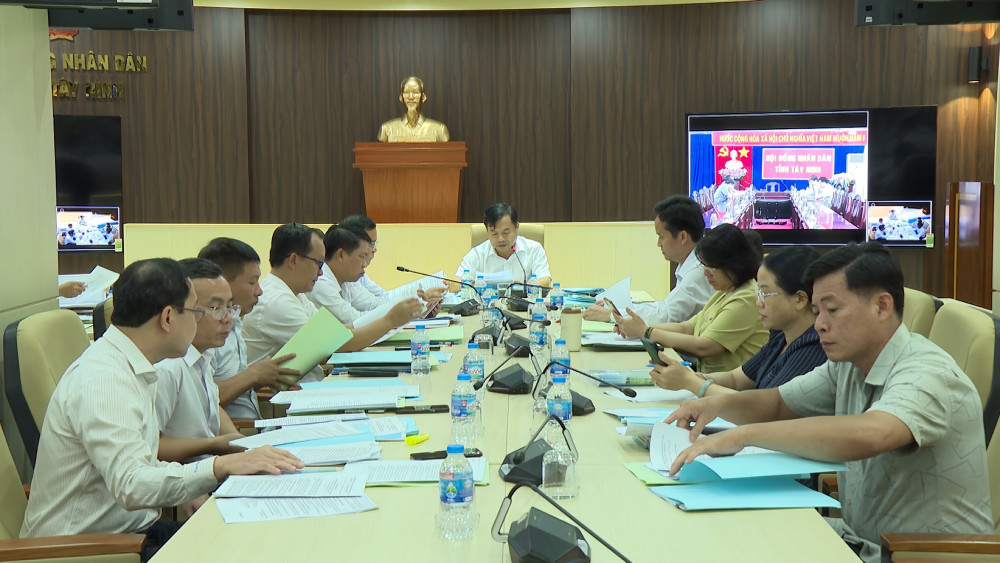 Đại biểu dự họp thẩm tra các nội dung trình Kỳ họp thứ 5 HĐND tỉnh