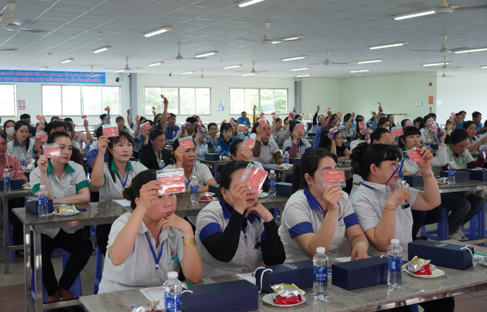 Đại biểu biểu quyết thông qua danh sách bầu Ban Chấp hành