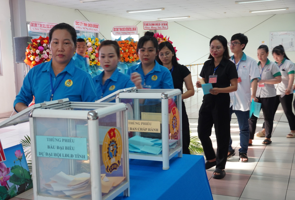 Đại biểu bỏ phiếu bầu Ban Chấp hành và Đoàn đại biểu dự Đại hội Công đoàn tỉnh Tây Ninh