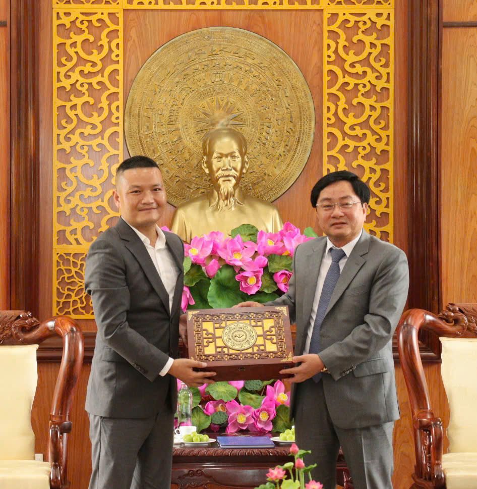 Bí thư Tỉnh ủy Tây Ninh Nguyễn Văn Quyết (bên phải) tặng quà lưu niệm cho đại diện Tập đoàn Xây dựng Thái Bình Dương