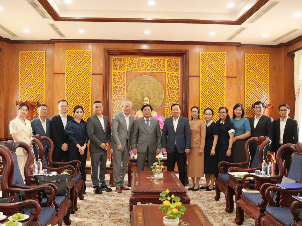 Đại biểu chụp ảnh lưu niệm