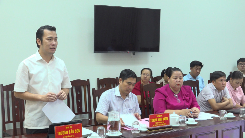 Bí thư Đảng ủy xã Hậu Nghĩa Trương Tấn Sơn phát biểu tại buổi làm việc