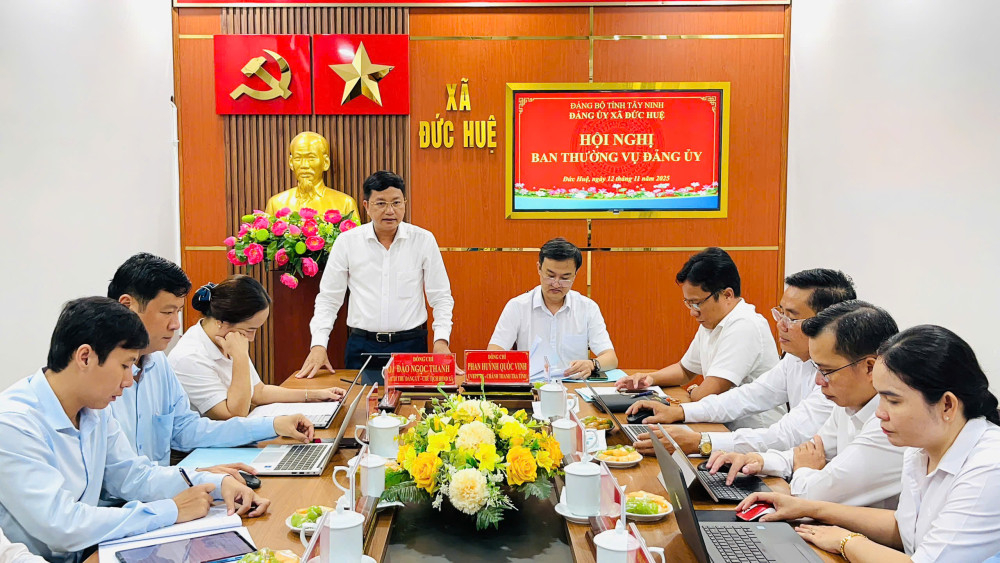 Bí thư Đảng ủy, Chủ tịch HĐND xã Đào Ngọc Thanh phát biểu tại hội nghị