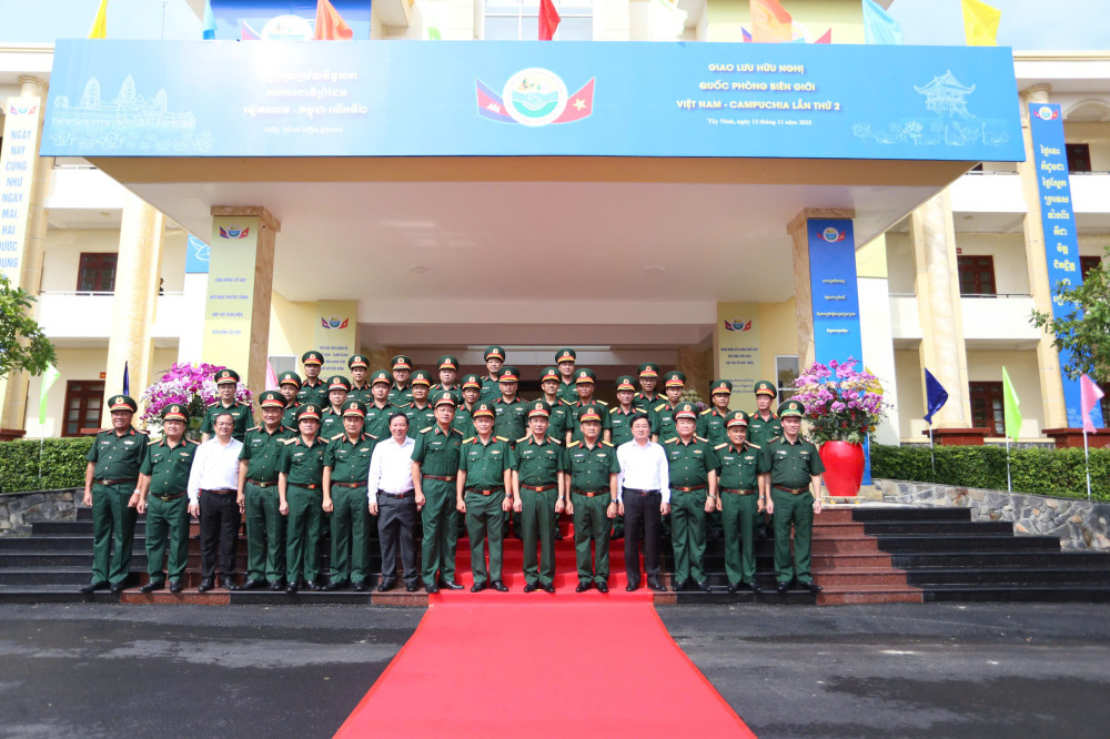 Đại tướng Phan Văn Giang và đoàn công tác Bộ Quốc phòng chụp ảnh lưu niệm với Đảng ủy, chỉ huy Sư đoàn 5 và lãnh đạo tỉnh Tây Ninh