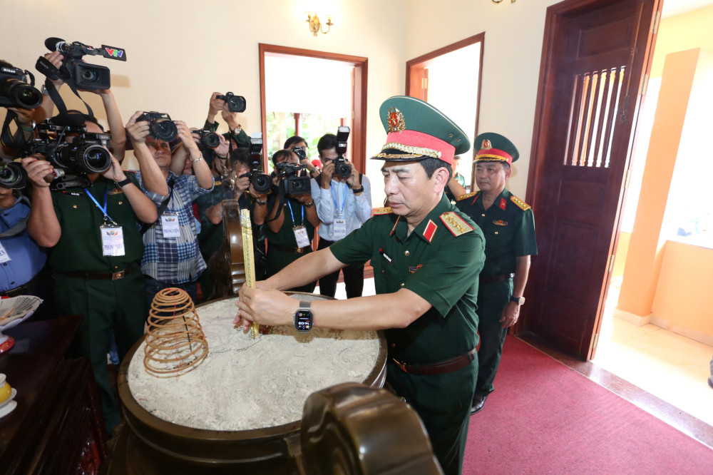 Đại tướng Phan Văn Giang - Ủy viên Bộ Chính trị, Phó Bí thư Quân ủy Trung ương, Bộ trưởng Bộ Quốc phòng và đoàn công tác, chính quyền địa phương dâng hương, dâng hoa tại Nhà tưởng niệm Chủ tịch Hồ Chí Minh, Sư đoàn 5