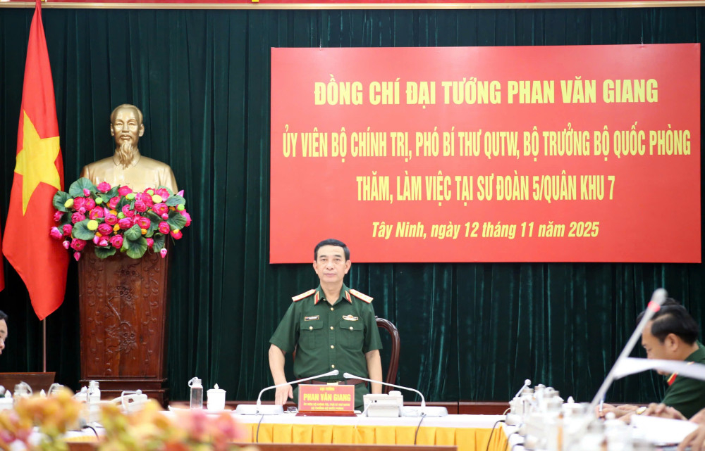 Đại tướng Phan Văn Giang phát biểu tại buổi làm việc với Sư đoàn 5, Quân khu 7