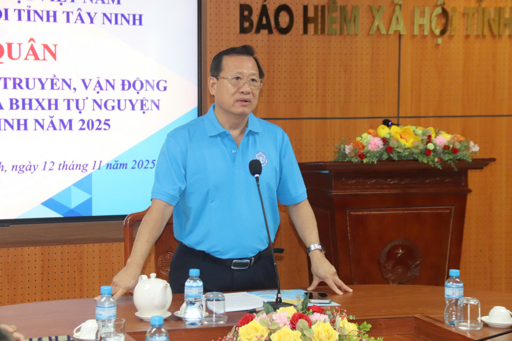 Giám đốc Bảo hiểm xã hội tỉnh Nguyễn Văn Huấn phát biểu tại buổi lễ