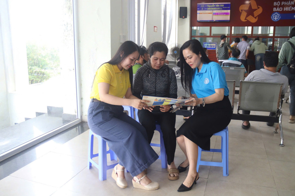 Các nhóm tuyên truyền về lợi ích bảo hiểm xã hội tư nguyện và bảo hiểm y tế hộ gia đình cho người dân