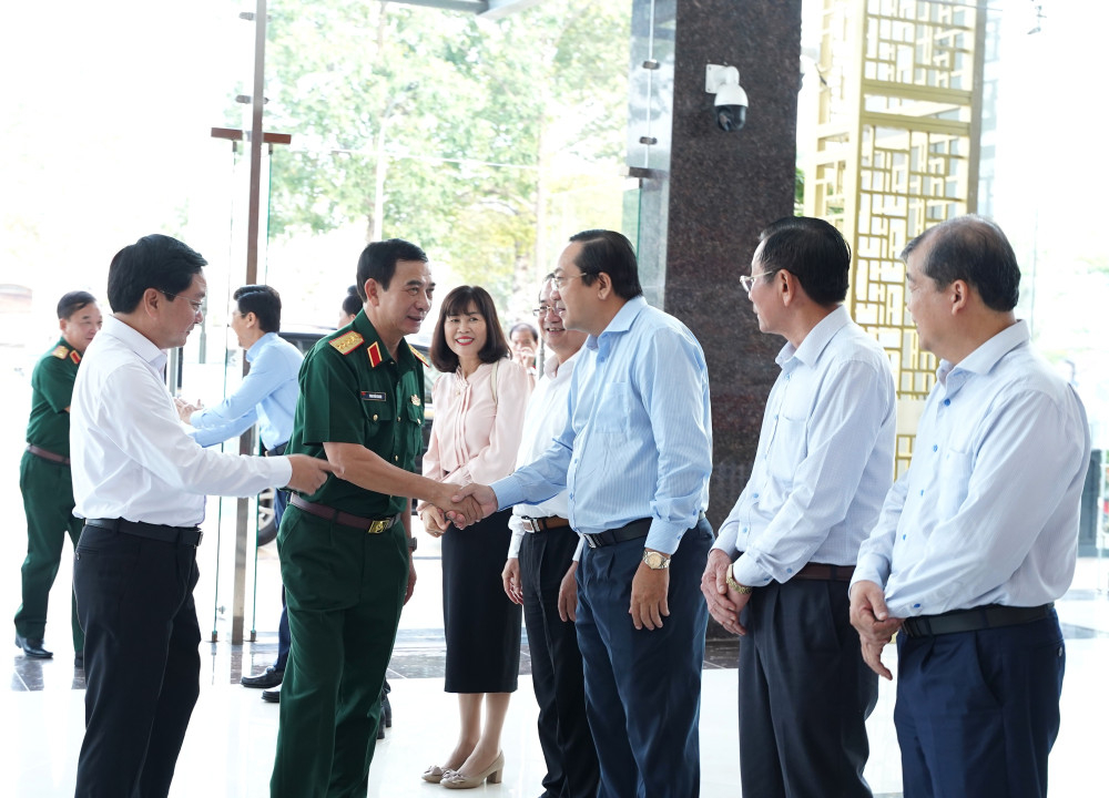 Thường trực Tỉnh ủy và các đồng chí Ủy viên Ban Thường vụ Tỉnh ủy đón tiếp Bộ trưởng Bộ Quốc phòng Phan Văn Giang và các thành viên đoàn công tác 
