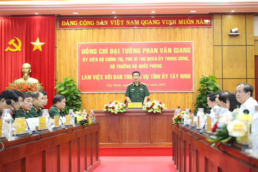 Bộ trưởng Bộ Quốc phòng Phan Văn Giang chủ trì buổi làm việc với Ban Thường vụ Tỉnh ủy