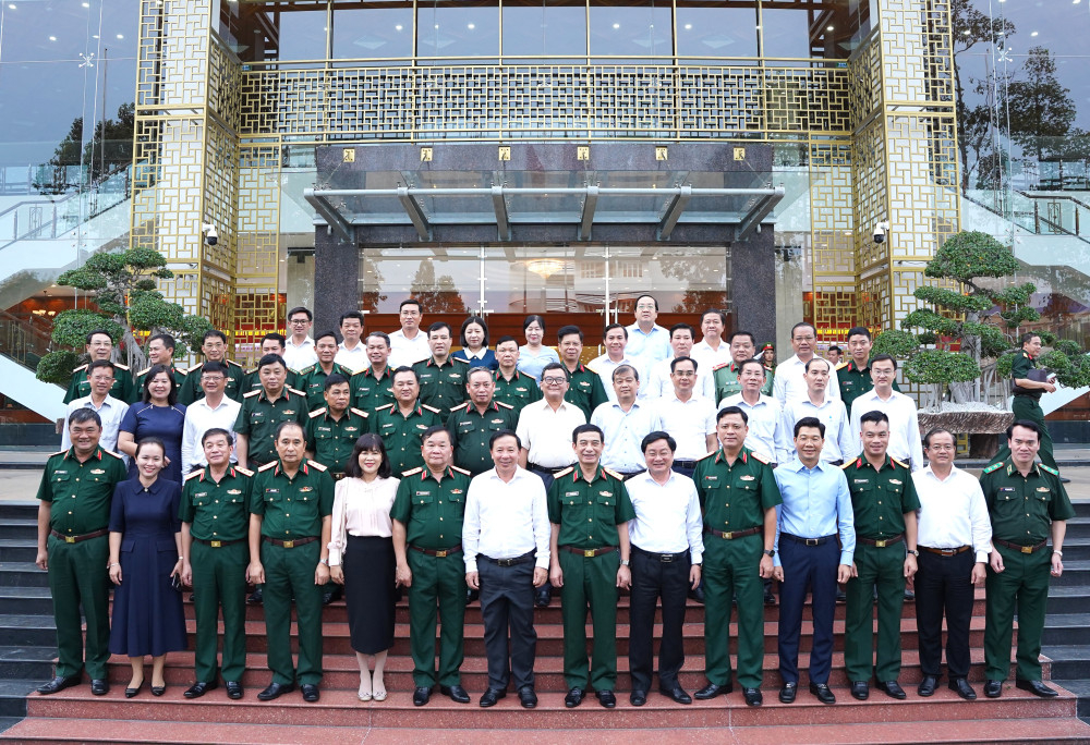 Bộ trưởng và các thành viên đoàn công tác của Bộ Quốc phòng chụp hình lưu niệm cùng lãnh đạo Tây Ninh