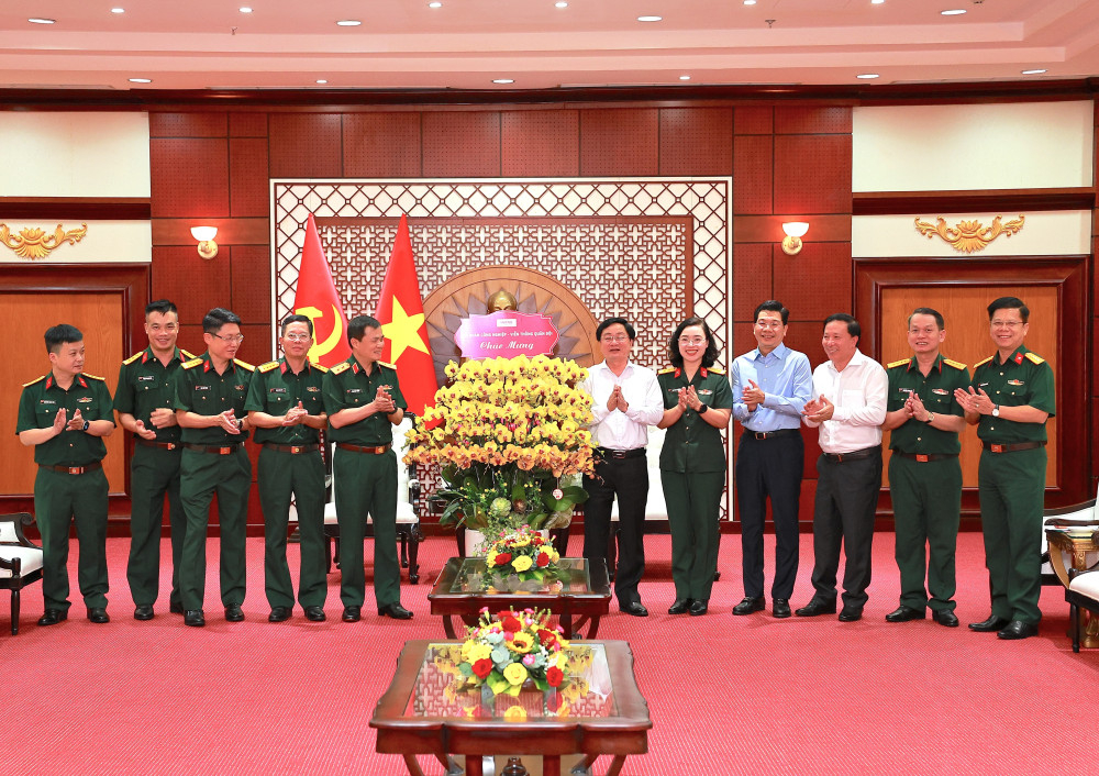 Tập đoàn Viettel tặng hoa chúc mừng lãnh đạo tỉnh Tây Ninh tại buổi làm việc 