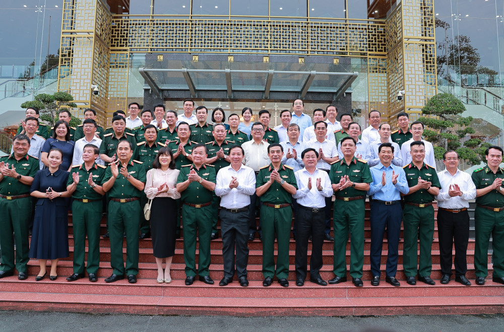 Đại tướng Phan Văn Giang - Ủy viên Bộ Chính trị, Phó Bí thư Quân ủy Trung ương, Bộ trưởng Bộ Quốc phòng, chụp ảnh lưu niệm cùng lãnh đạo tỉnh Tây Ninh, Tập đoàn Viettel và các sở, ngành tỉnh Tây Ninh 