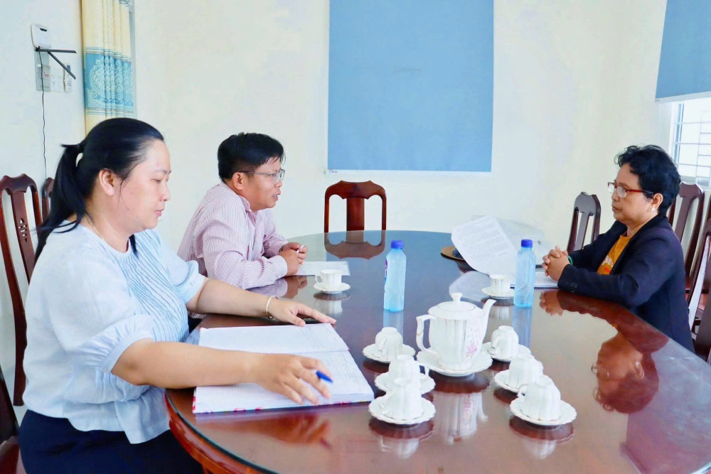 Chủ tịch UBND xã Mỹ Lộc Trần Văn Ngọc Sinh tiếp công dân tại phòng tiếp dân của xã