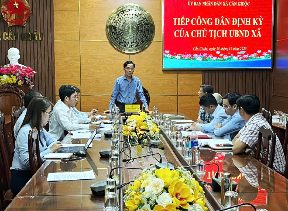 Chủ tịch UBND xã Cần Giuộc Nguyễn Ngọc Anh trong cuộc tiếp công dân định kỳ