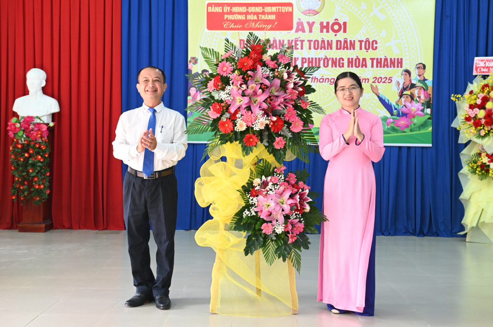 Phó Bí thư Đảng uỷ, Chủ tịch UBND phường Nguyễn Đức Hảo tặng lẵng hoa chúc mừng Ngày hội