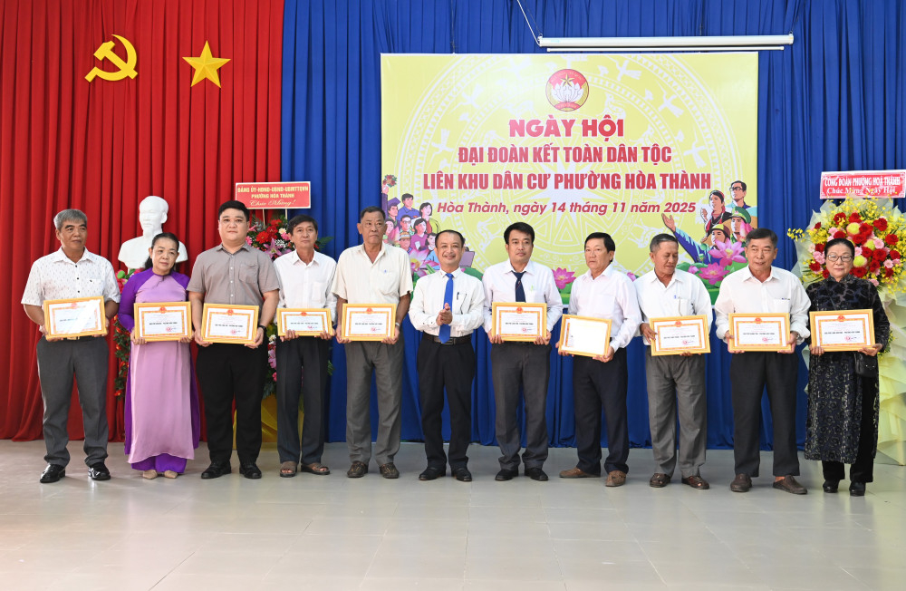 Phó Bí thư Đảng uỷ, Chủ tịch UBND phường Nguyễn Đức Hảo tặng danh hiệu “Khu phố văn hóa” năm 2025 cho các khu phố