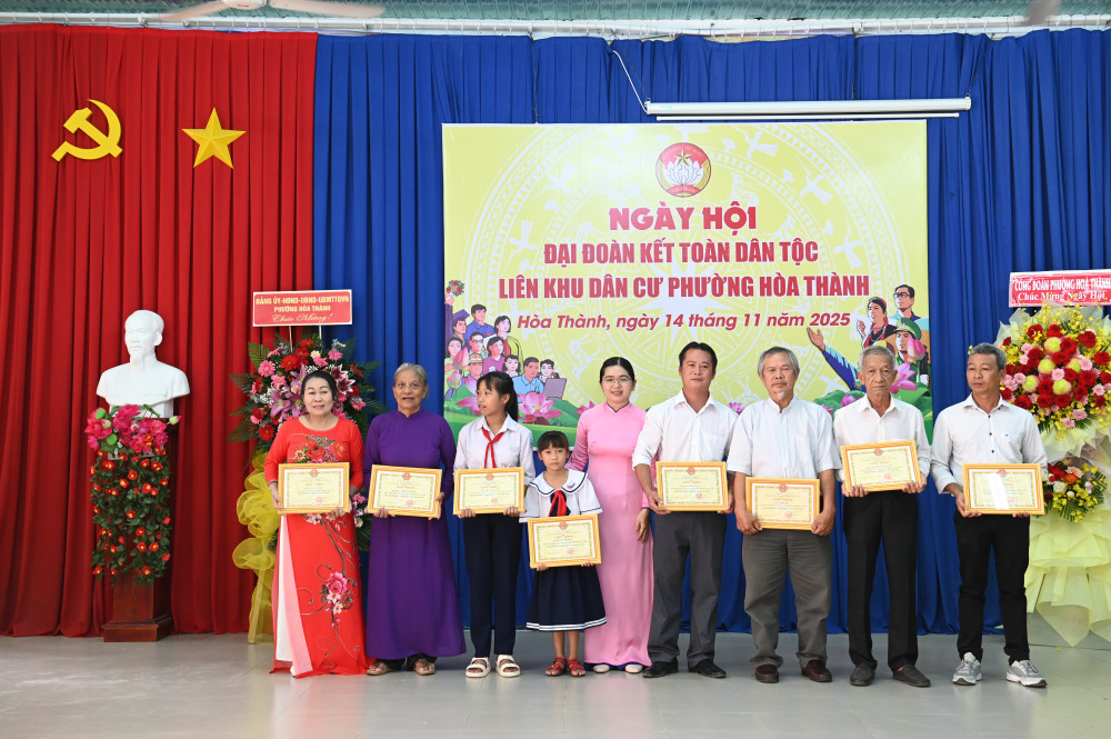 Phó Bí thư Thường trực Đảng uỷ, Chủ tịch UBMTTQ Việt Nam phường Nguyễn Ngọc Ánh tặng danh hiệu “Gia đình văn hóa năm” 2025 cho các  gia đình