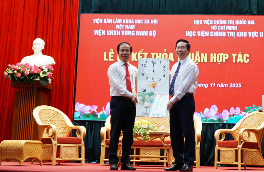 Lãnh đạo Viện Khoa học Xã hội vùng Nam Bộ và Học viện Chính trị khu vực II tặng quà lưu niệm