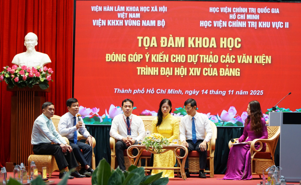 Các diễn giả tham gia phiên thứ nhất của chương trình tọa đàm
