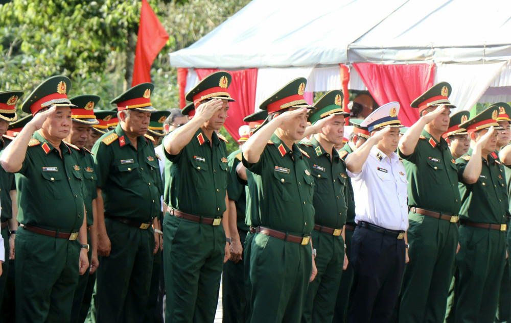 Đoàn công tác Quân ủy Trung ương - Bộ Quốc phòng mặc niệm các anh hùng liệt sĩ tại Nghĩa trang liệt sĩ Đồi 82