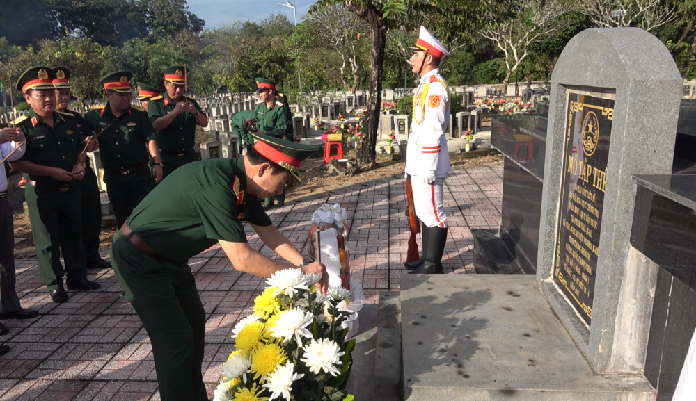 Đại tướng Phan Văn Giang thắp hương cho các anh hùng liệt sĩ