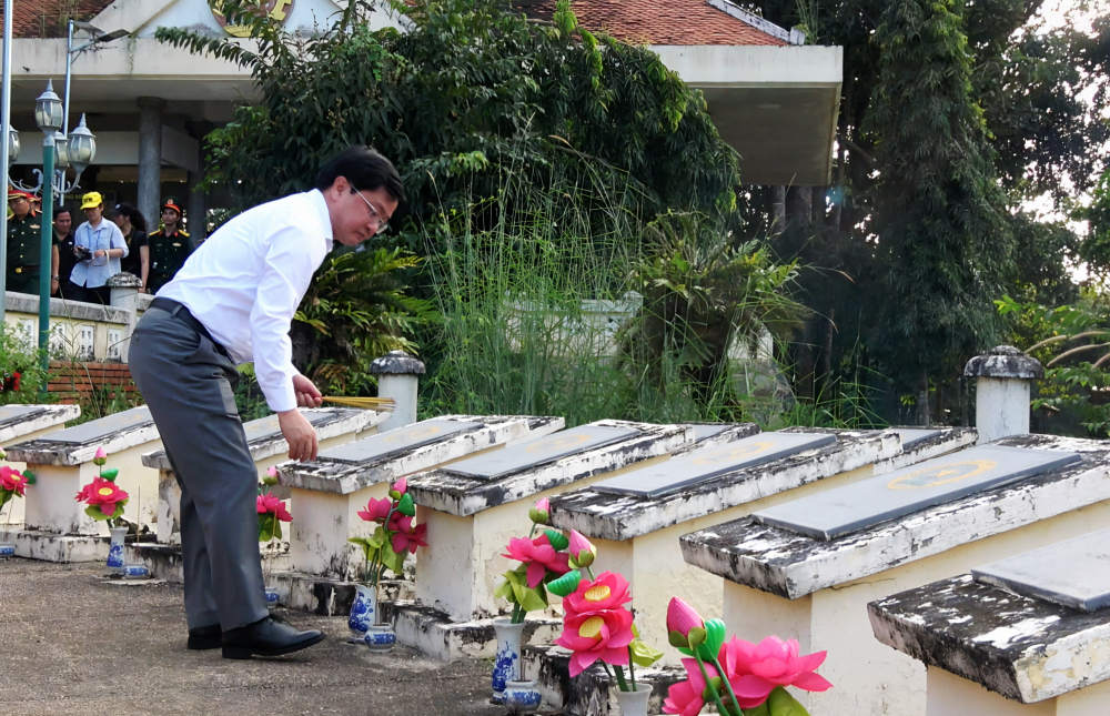 Bí thư Tỉnh ủy Nguyễn Văn Quyết thắp hương lên phần mộ các anh hùng liệt sĩ