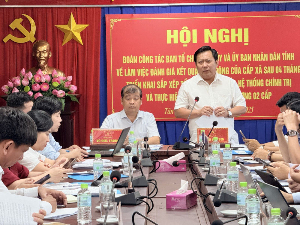 Phó Chủ tịch UBND tỉnh Huỳnh Văn Sơn phát biểu tại buổi làm việc