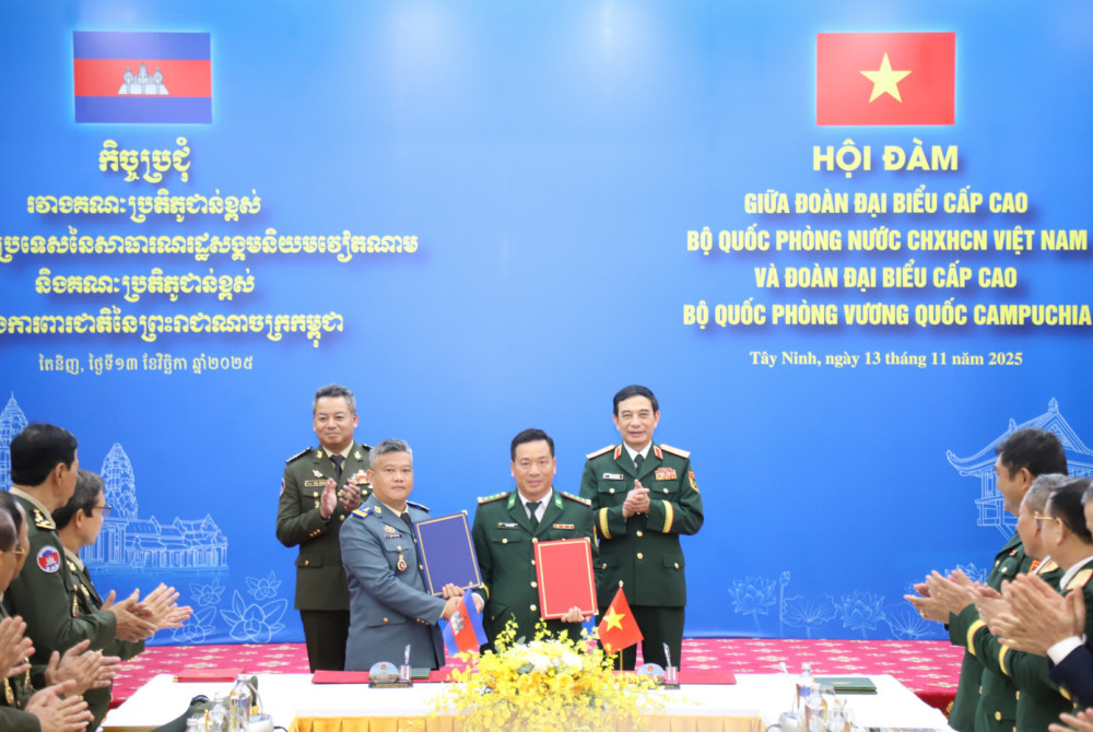 Hai Bộ trưởng chứng kiến trao Biên bản ký kết nghĩa giữa Đồn Biên phòng cửa khẩu quốc tế Mộc Bài (Việt Nam) và Ban Chỉ huy Hiến binh thành phố Bavet (Campuchia)