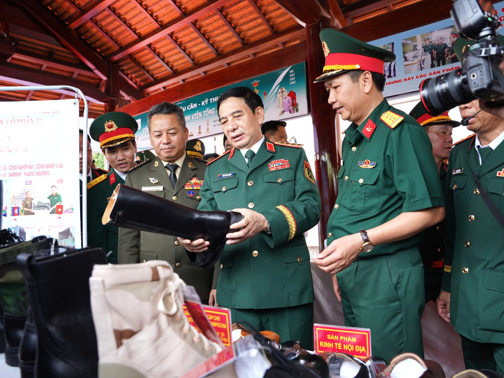 Hai Bộ trưởng và đại biểu tham quan các sản phẩm tiêu biểu ngành Quân nhu Quân đội Nhân dân Việt Nam