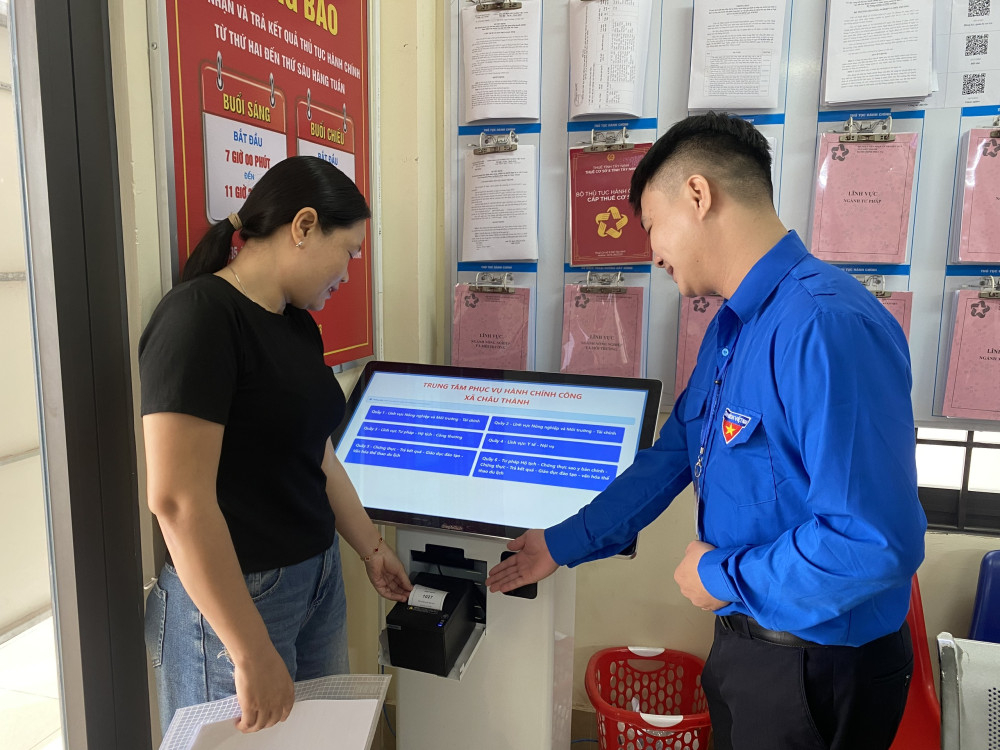 Đoàn viên, thanh niên hướng dẫn người dân các thủ tục thực hiện nộp hồ sơ trực tuyến