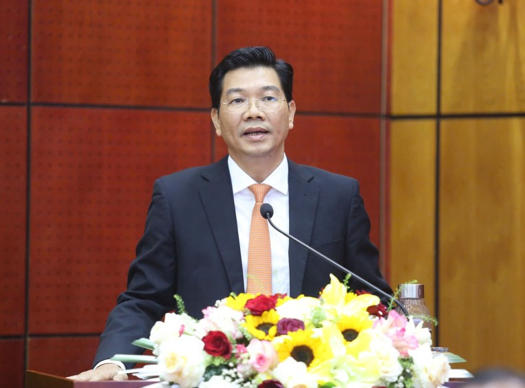 Phó Bí thư Thường trực Tỉnh ủy, Chủ tịch HĐND tỉnh Nguyễn Mạnh Hùng phát biểu kết luận buổi ký kết