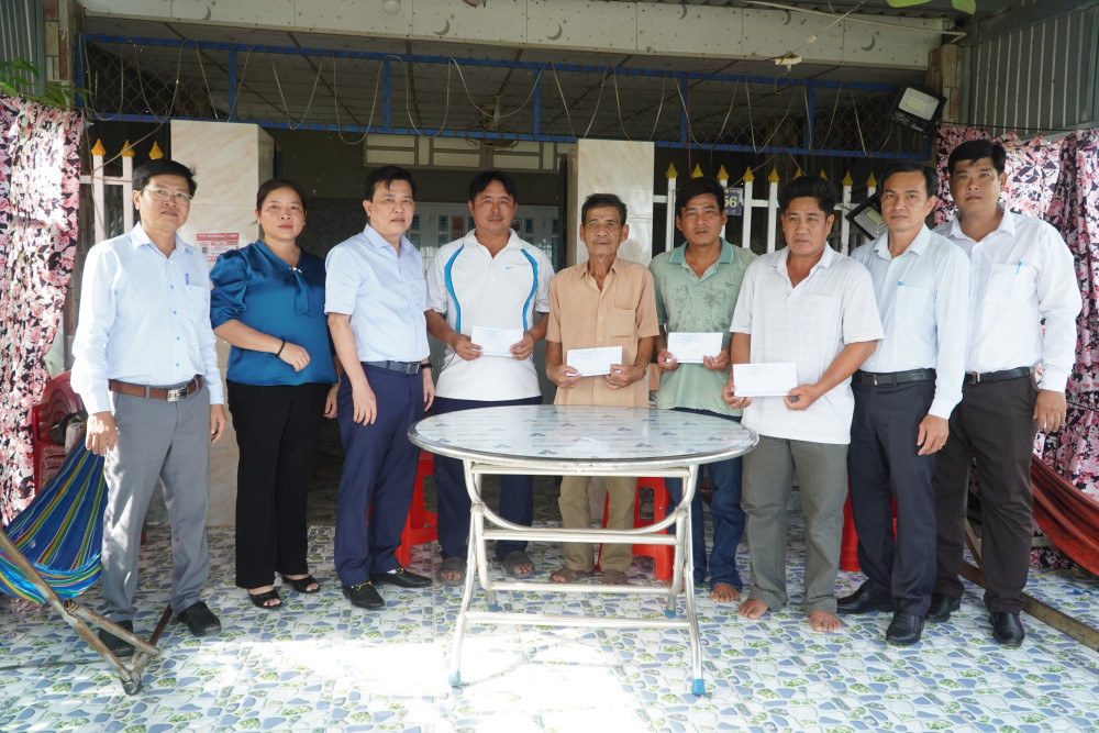 Phó Bí thư Tỉnh ủy, Chủ tịch UBMTTQ Việt Nam tỉnh Nguyễn Thanh Hải (thứ 3, từ trái qua) cùng lãnh đạo địa phương đến thăm hỏi, động viên, trao tiền hỗ trợ cho các hộ dân của xã Bình Hiệp