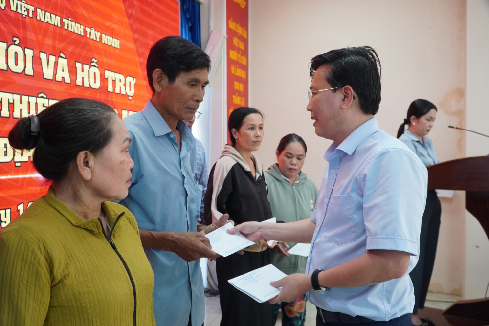 Phó Bí thư Tỉnh ủy, Chủ tịch UBMTTQ Việt Nam tỉnh Nguyễn Thanh Hải trao tiền hỗ trợ cho các hộ dân trên địa bàn xã Mộc Hóa