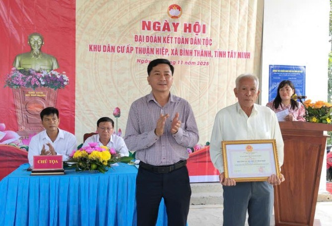 Phó Bí thư Thường trực Đảng uỷ xã Thi Hữu Giàu trao giấy khen cho tập thể ấp Thuận Hiệp