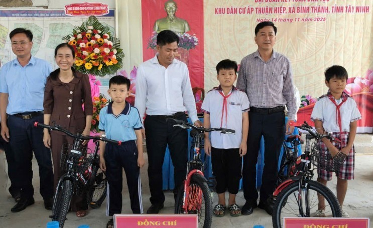 Đại diện chính quyền địa phương tặng xe đạp cho các em học sinh