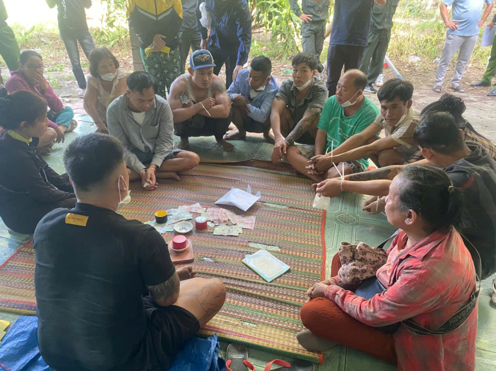 Nhóm đối tượng đánh bạc bị bắt quả tang