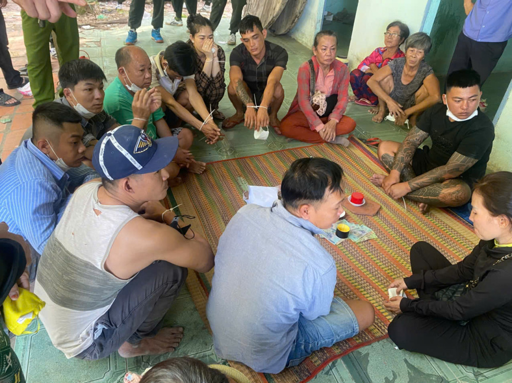 Các đối tượng đánh bạc có cả một số phụ nữ