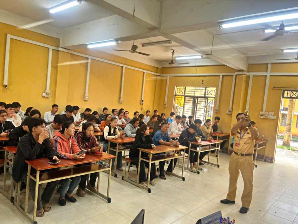 Cán bộ Đội Sát hạch, cấp giấy phép lái xe cơ giới đường bộ, Phòng Cảnh sát giao thông hướng dẫn các thí sinh chuẩn bị tham dự kỳ sát hạch lái xe cài đặt VNeTraffic