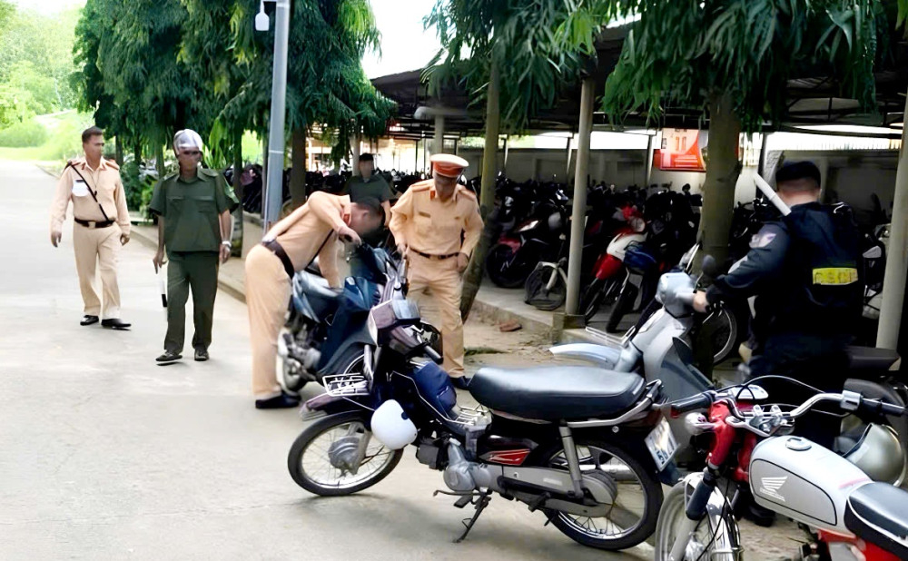 Cảnh sát giao thông kiểm tra tình hình học sinh sử dụng phương tiện đi học tại một điểm trường ở xã Thạnh Đức (ảnh: Lộc Nguyễn)