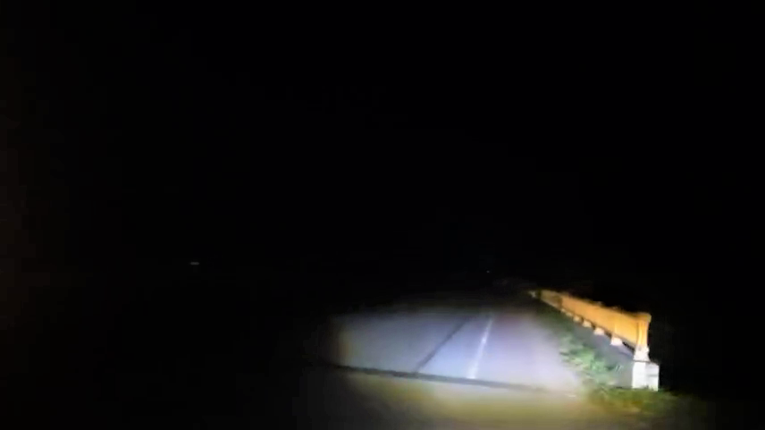 Cầu kênh Tân Hưng tại thời điểm ghi hình (ánh sáng trên mặt cầu là của đèn xe)