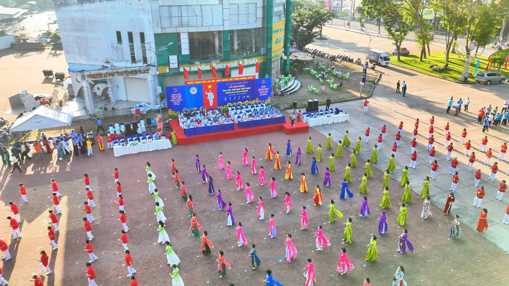 Các câu lạc bộ dân vũ mang đến Đại hội tiết mục đồng diễn hấp dẫn