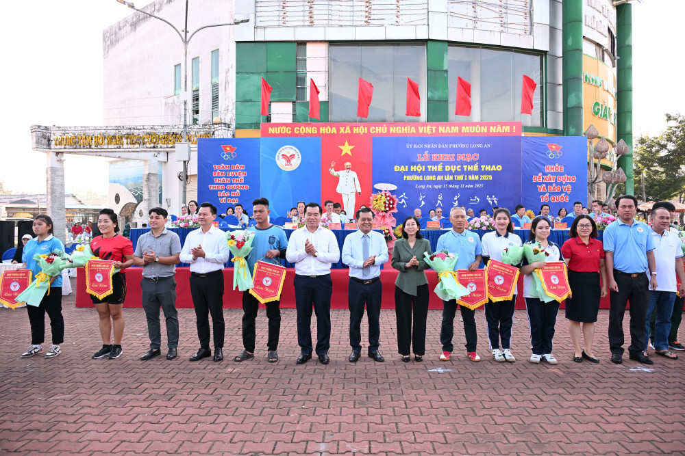 Các đại biểu tặng cờ lưu niệm, hoa cho các đoàn tham dự Đại hội