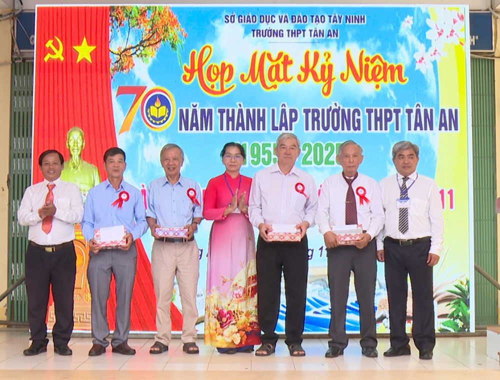 Ban Giám hiệu nhà trường trao quà cho các cựu học sinh Trường THPT Tân An