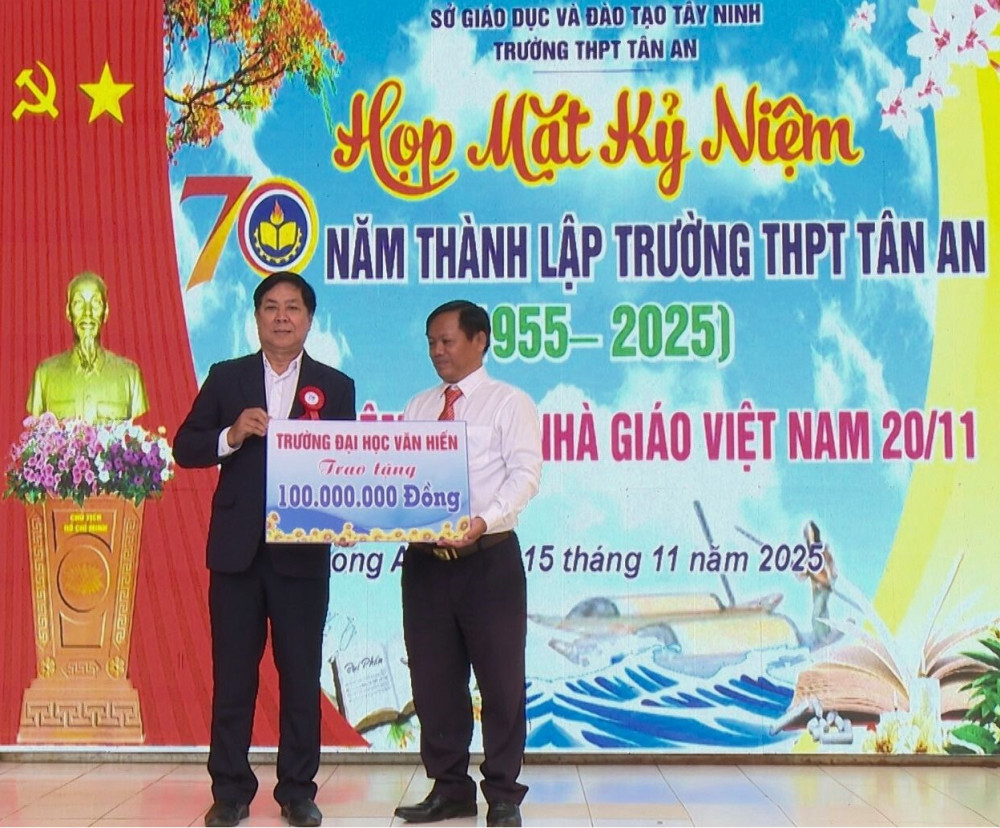 Trường Đại học Văn Hiến TP. HCM tài trợ 100 triệu đồng để nâng cấp Thư viện số Trường THPT Tân An