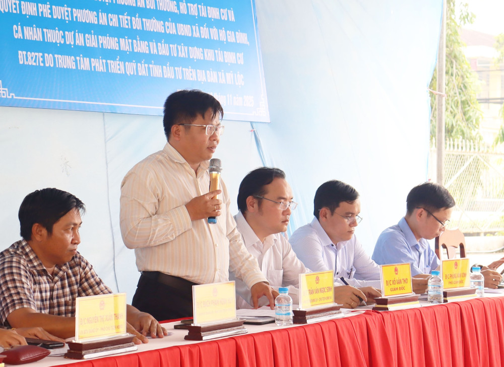 Chủ tịch UBND xã Mỹ Lộc Trần Văn Ngọc Sinh giải đáp các ý kiến của người dâ