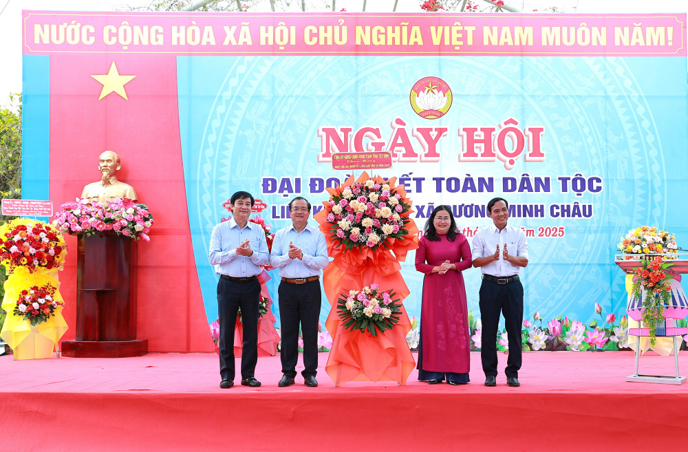 Thay mặt lãnh đạo tỉnh, Ủy viên Ban Thường vụ Tỉnh ủy, Phó Chủ tịch UBND tỉnh Nguyễn Hồng Thanh tặng hoa chúc mừng Ngày hội