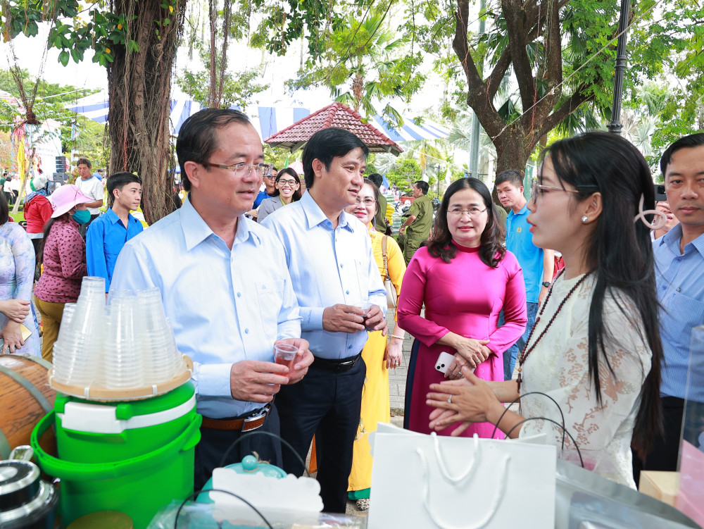 Ủy viên Ban Thường vụ Tỉnh ủy, Phó Chủ tịch UBND tỉnh Nguyễn Hồng Thanh tham quan gian hàng trưng bày sản phẩm của doanh nghiệp 7 Săng (xã Dương Minh Châu)