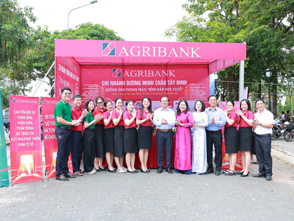 Lãnh đạo tỉnh, xã Dương Minh Châu tham quan gian hàng của Ngân hàng Agribank chi nhánh Dương Minh Châu